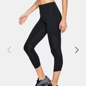 NWT Under Armour Breathelux Crop M